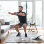 Gustavo Luíz Guilherme Pinto revela como criar um treino eficiente em casa usando apenas o peso do corpo.