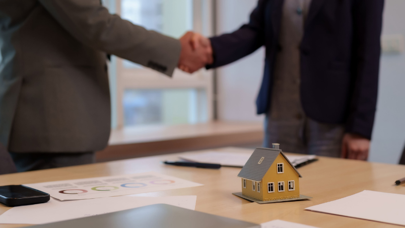 Alex Nabuco dos Santos explica como fundos imobiliários estão explorando oportunidades em imóveis corporativos.