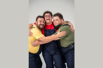 A Non Stop amplia seu casting com Os Três Porquinhos, grupo que se destaca pela comédia acessível.