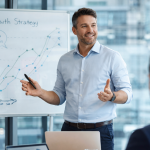 A comunicação simples se torna diferencial competitivo quando a clareza supera discursos complexos, explica Vitor Barreto Moreira.