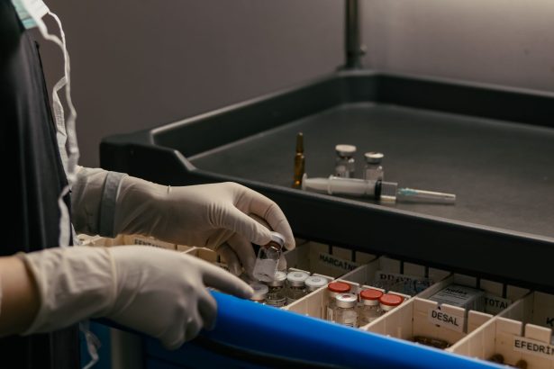 Mãos enluvadas organizam frascos de medicamento em um ambiente clínico.